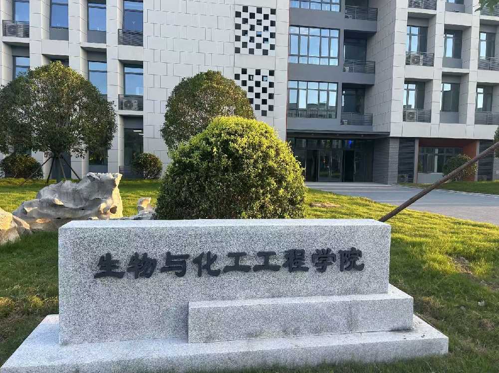 察隅县扬州职业大学体育场高杆灯项目